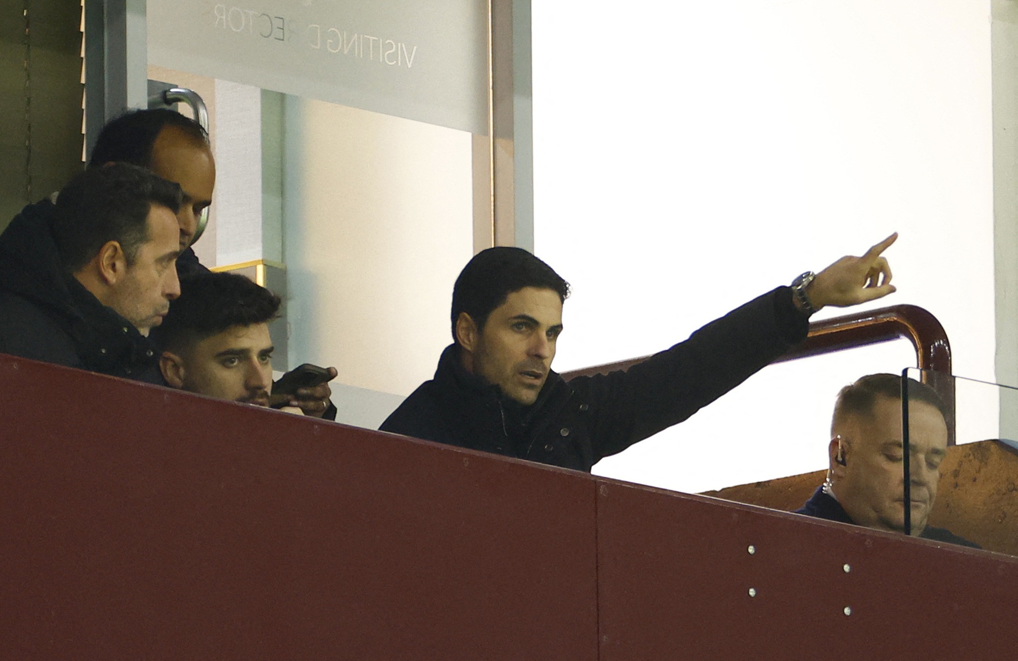 Thua sốc Aston Villa, Arsenal mất ng&ocirc;i đầu Ngoại hạng Anh- Ảnh 1.