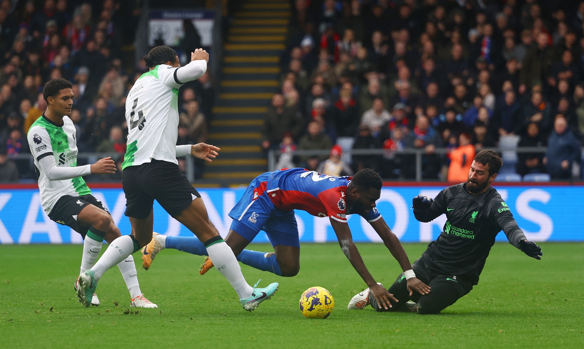 Salah ghi b&agrave;n thứ 200, Liverpool hạ Crystal Palace l&ecirc;n ng&ocirc;i đầu bảng- Ảnh 2.