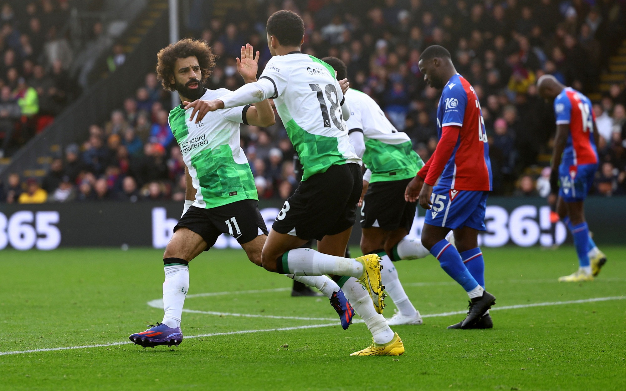 Salah ghi bàn thứ 200, Liverpool hạ Crystal Palace lên ngôi đầu bảng