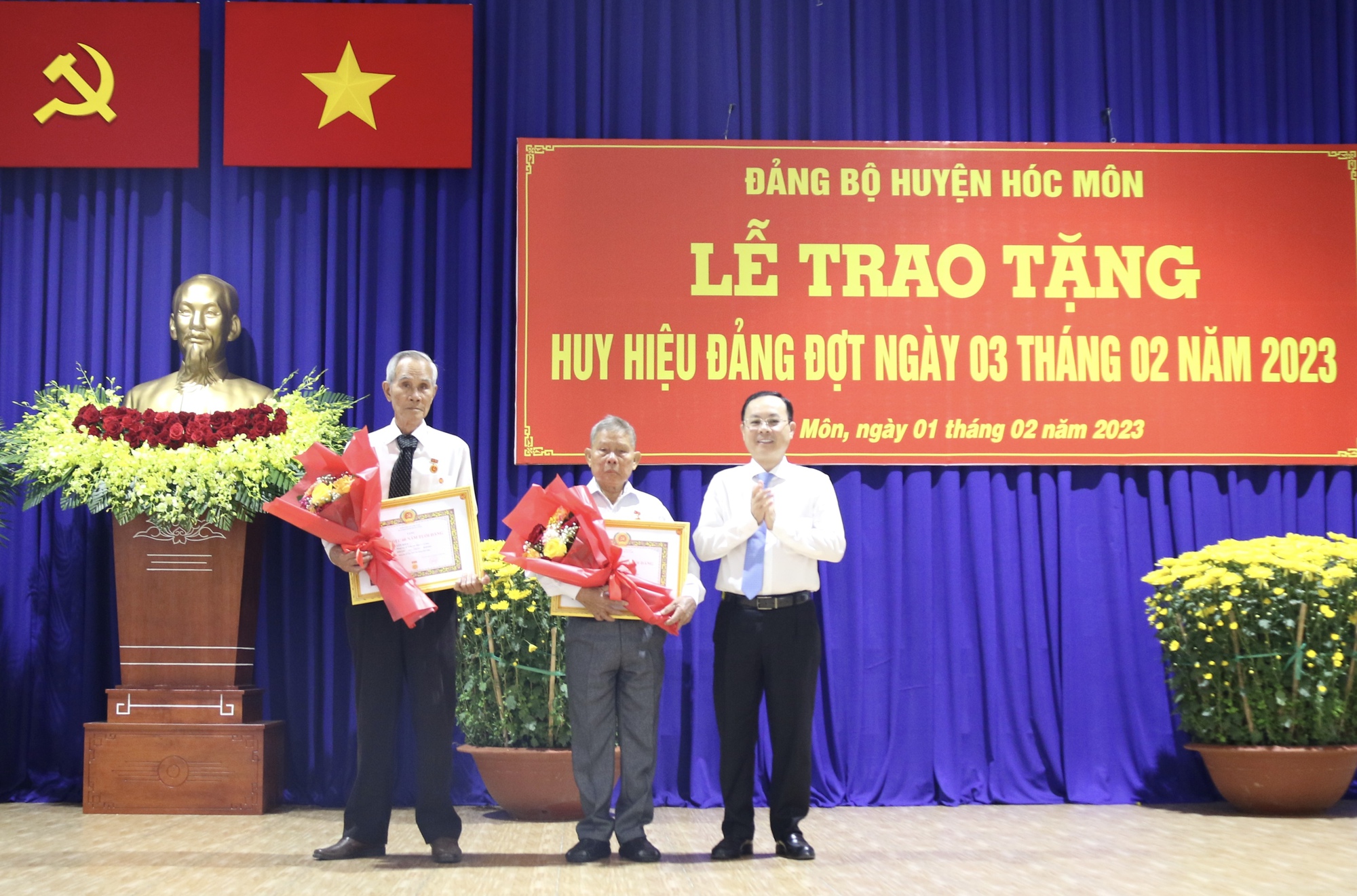 Ông Nguyễn Văn Hiếu trao Huy hiệu Đảng cho đảng viên