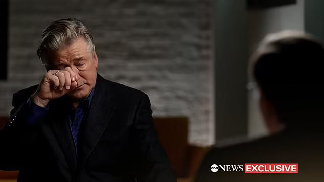 Alec Baldwin bị buộc tội ngộ sát vì để súng đạo cụ nổ trên trường quay