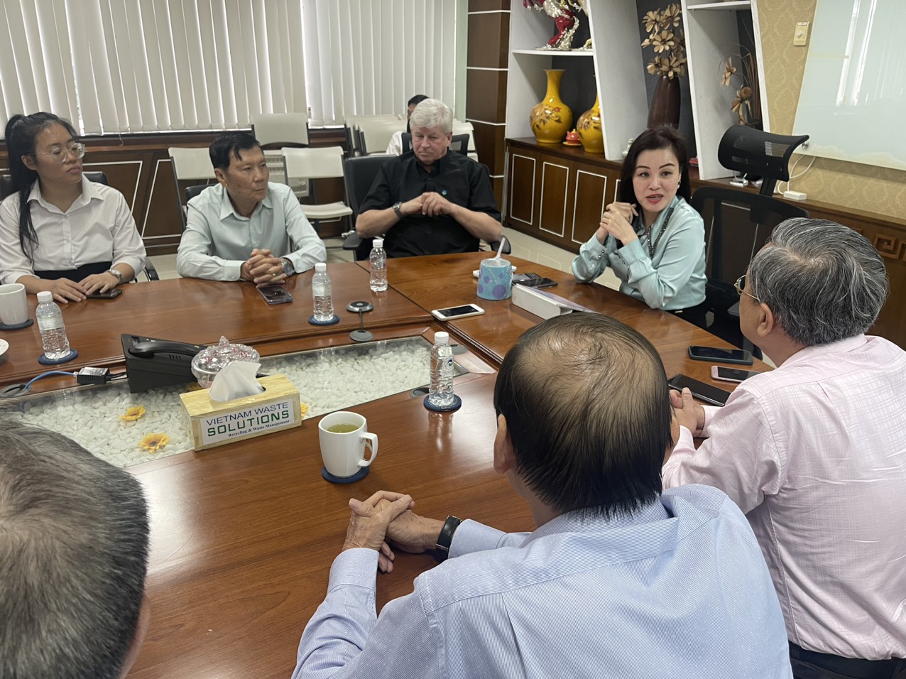 HUBA tham quan v&agrave; l&agrave;m việc với VWS - Ảnh 1.