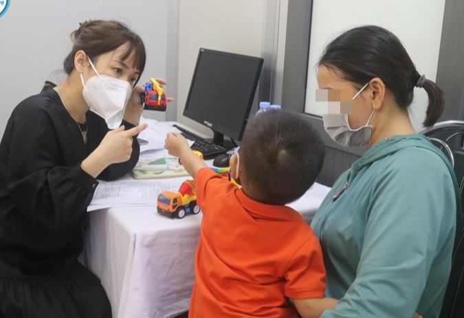 Mẹ tr&ecirc;n 35 tuổi, bố tr&ecirc;n 45 tuổi c&oacute; nguy cơ sinh con bị khuyết tật - Ảnh 1.