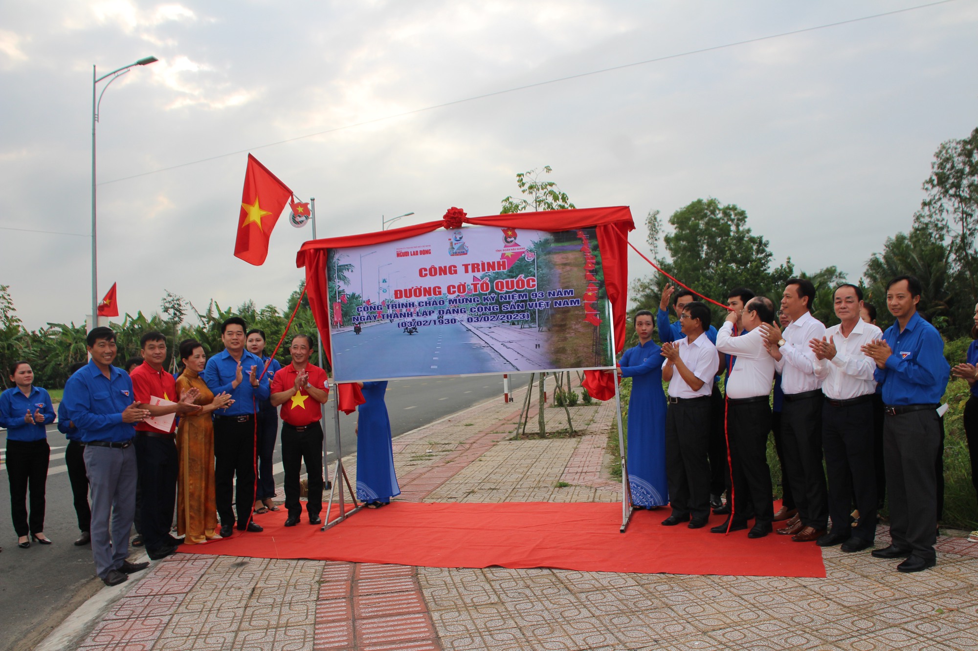Rực rỡ Đường cờ Tổ quốc ở Hậu Giang - Ảnh 2.