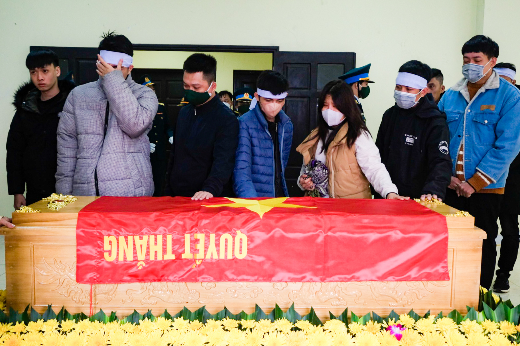 Nghẹn ngào tiễn biệt thiếu tá phi công Trần Ngọc Duy - Ảnh 12.