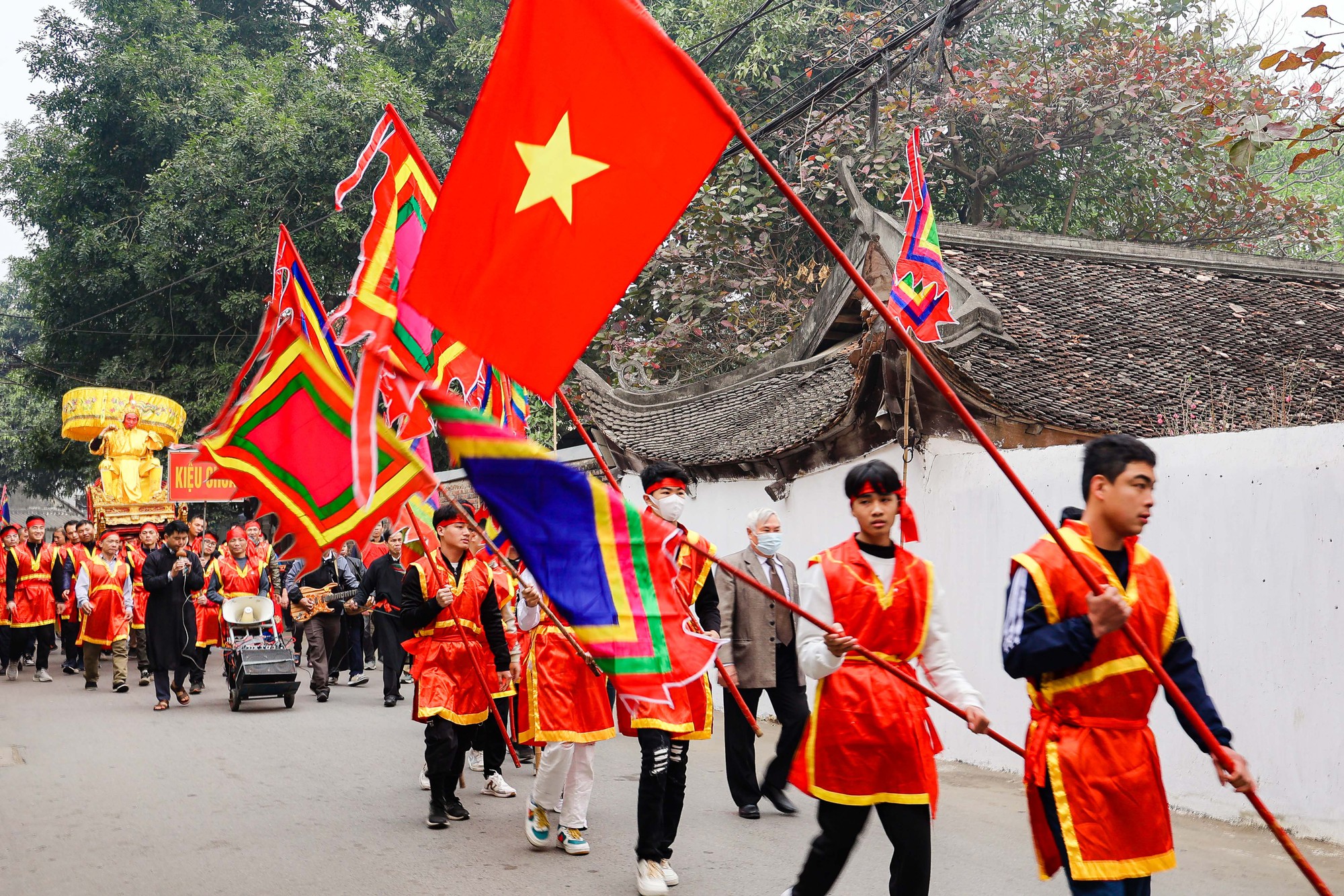 Những hình ảnh rước kiệu Vua, Chúa sống náo nhiệt ở Hà Nội - Ảnh 1.
