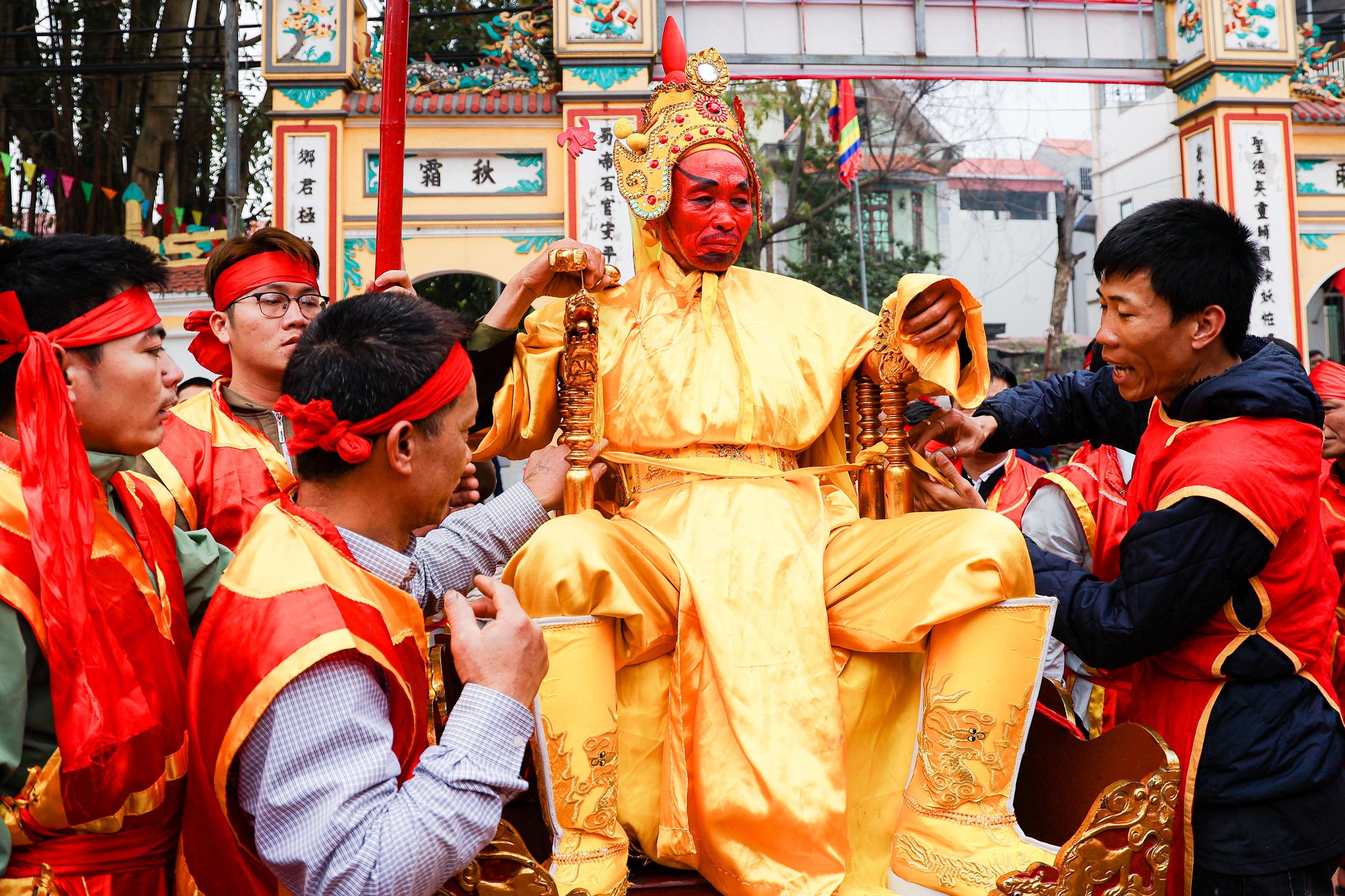 Những hình ảnh rước kiệu Vua, Chúa sống náo nhiệt ở Hà Nội - Ảnh 7.