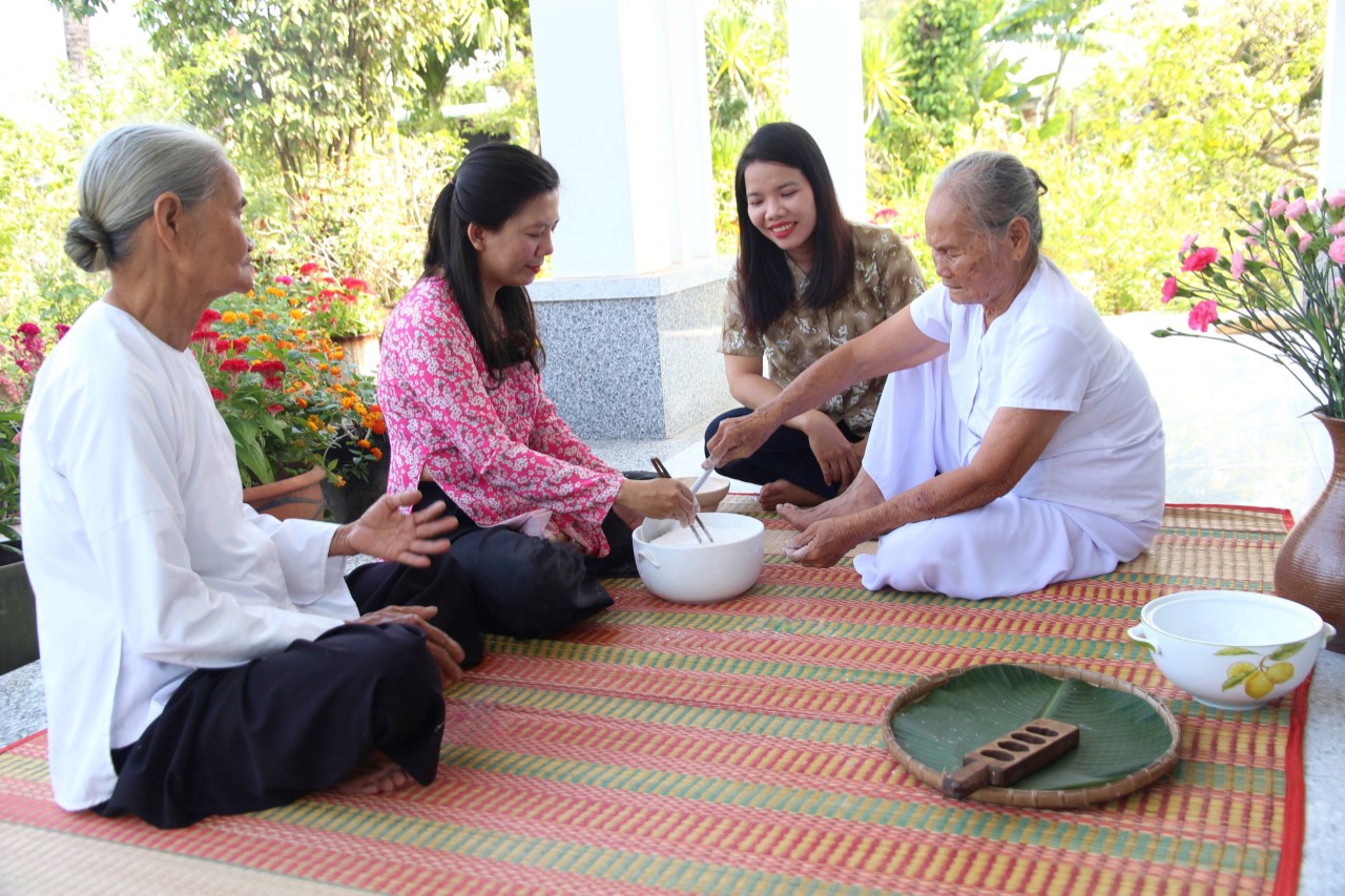 CUỘC THI VIẾT HƯƠNG VỊ TẾT: G&otilde; b&aacute;nh phục linh, nhớ ngoại - Ảnh 4.
