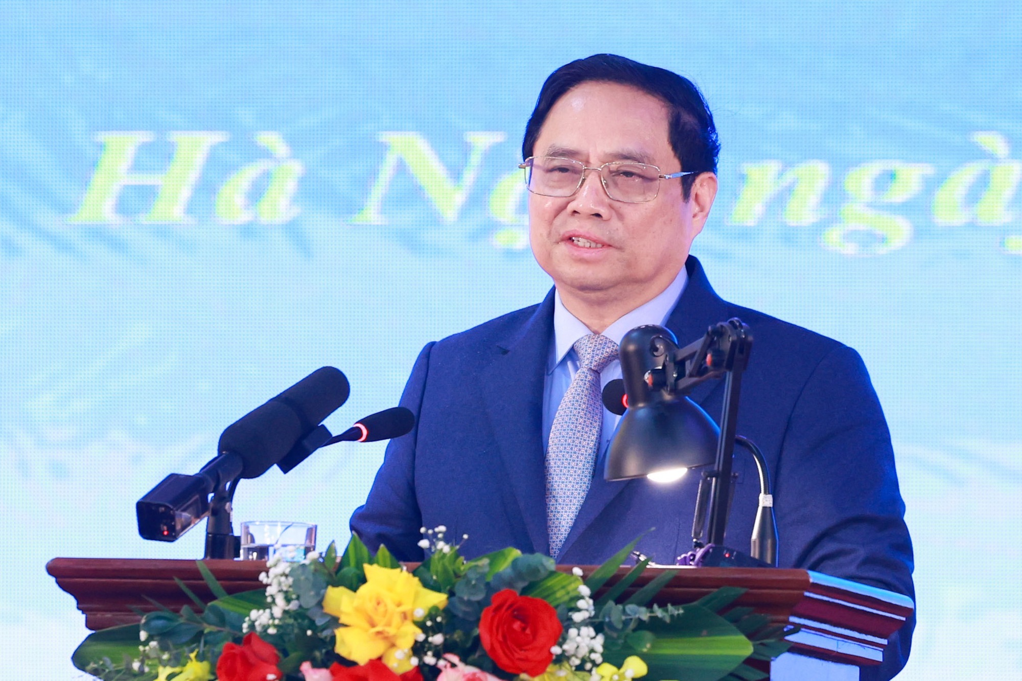 Thủ tướng: Cần ưu tiên giải quyết vấn đề nhà ở cho công nhân lao động - Ảnh 2.