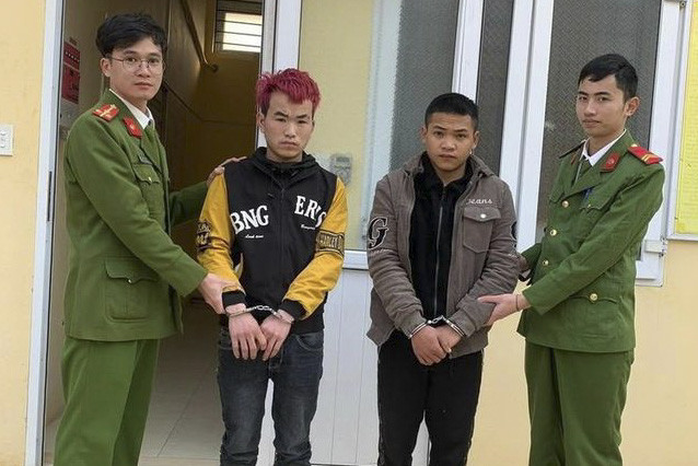 Rải gạch đá, cầm hung khí chặn người đi đường, cưỡng đoạt tài sản