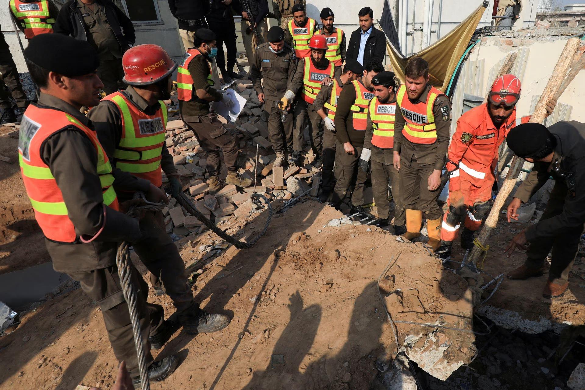 Vụ nổ nh&agrave; thờ g&acirc;y sốc ở Peshawar: 97/100 thi thể l&agrave; cảnh s&aacute;t - Ảnh 2.
