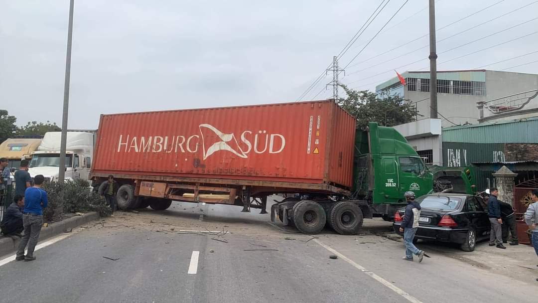 Hải Ph&ograve;ng: TNGT li&ecirc;n ho&agrave;n, 2 người thương vong - Ảnh 1.