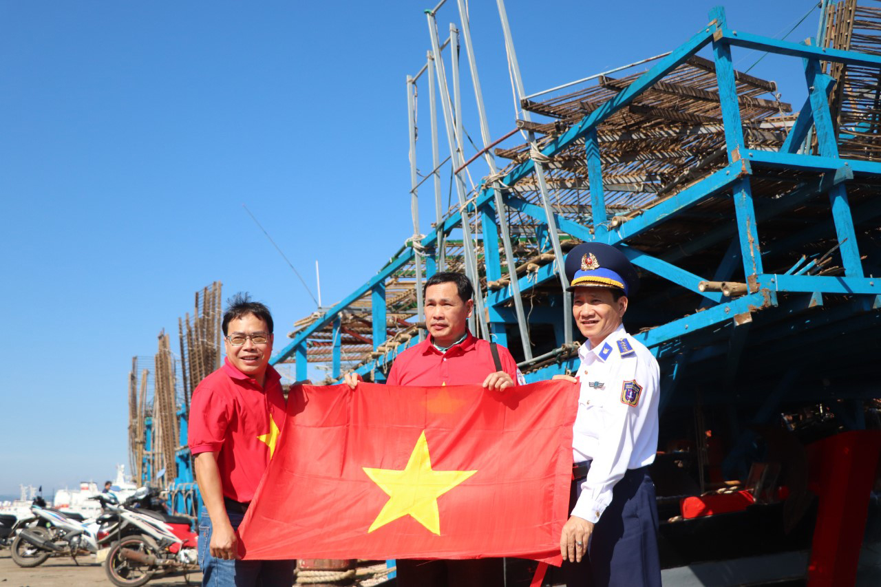 10.000 lá cờ tặng ngư dân Quảng Nam