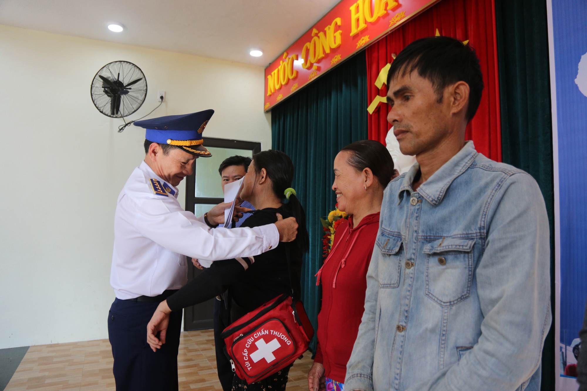 Trao 10.000 lá cờ Tổ quốc và 70 suất quà, học bổng tại Quảng Nam - Ảnh 6.