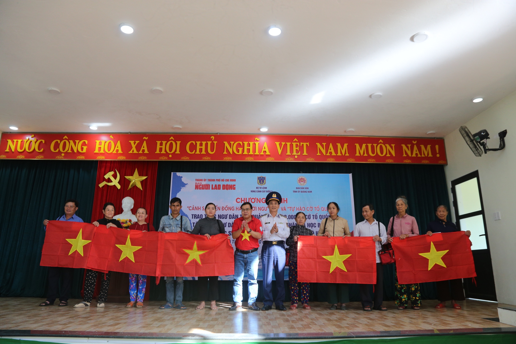 Trao 10.000 lá cờ Tổ quốc và 70 suất quà, học bổng tại Quảng Nam