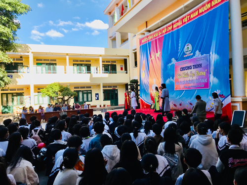 "Sân khấu học đường" đi Gia Lai