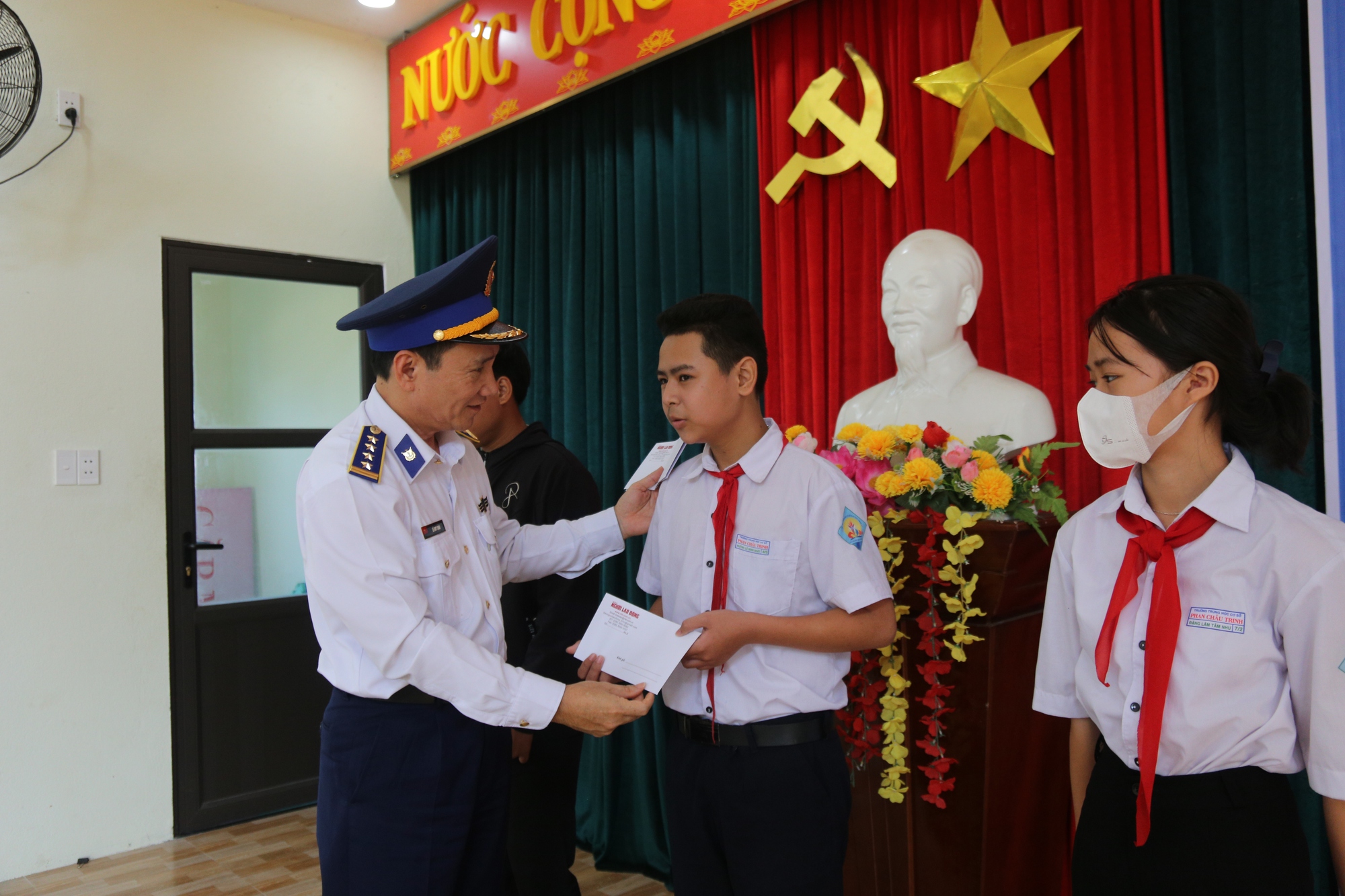 Trao 10.000 lá cờ Tổ quốc và 70 suất quà, học bổng tại Quảng Nam - Ảnh 7.