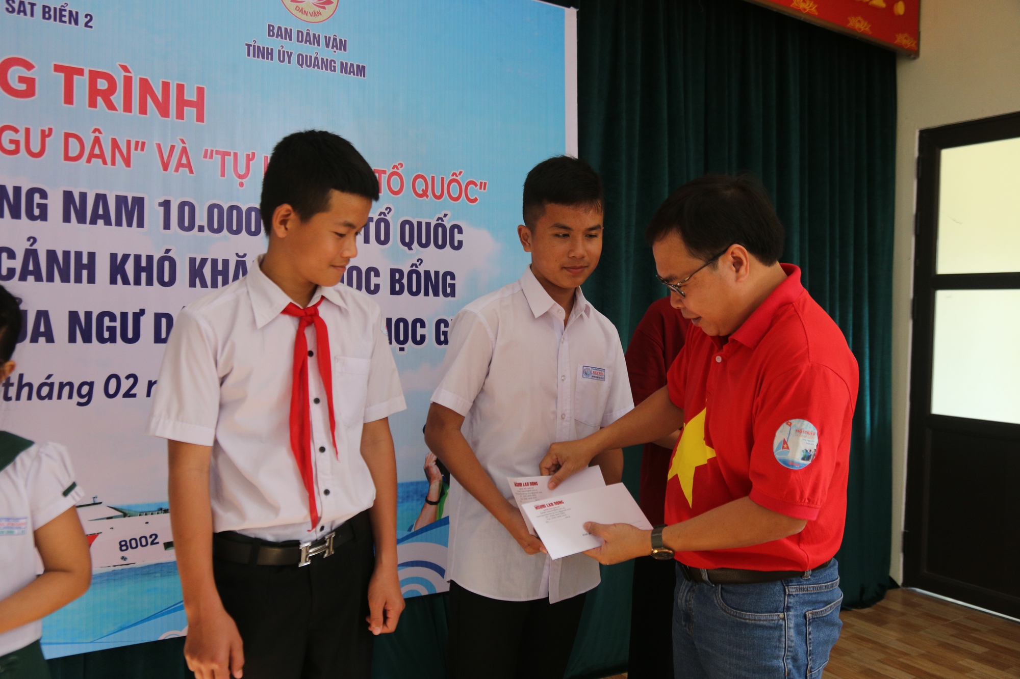 Trao 10.000 lá cờ Tổ quốc và 70 suất quà, học bổng tại Quảng Nam - Ảnh 8.