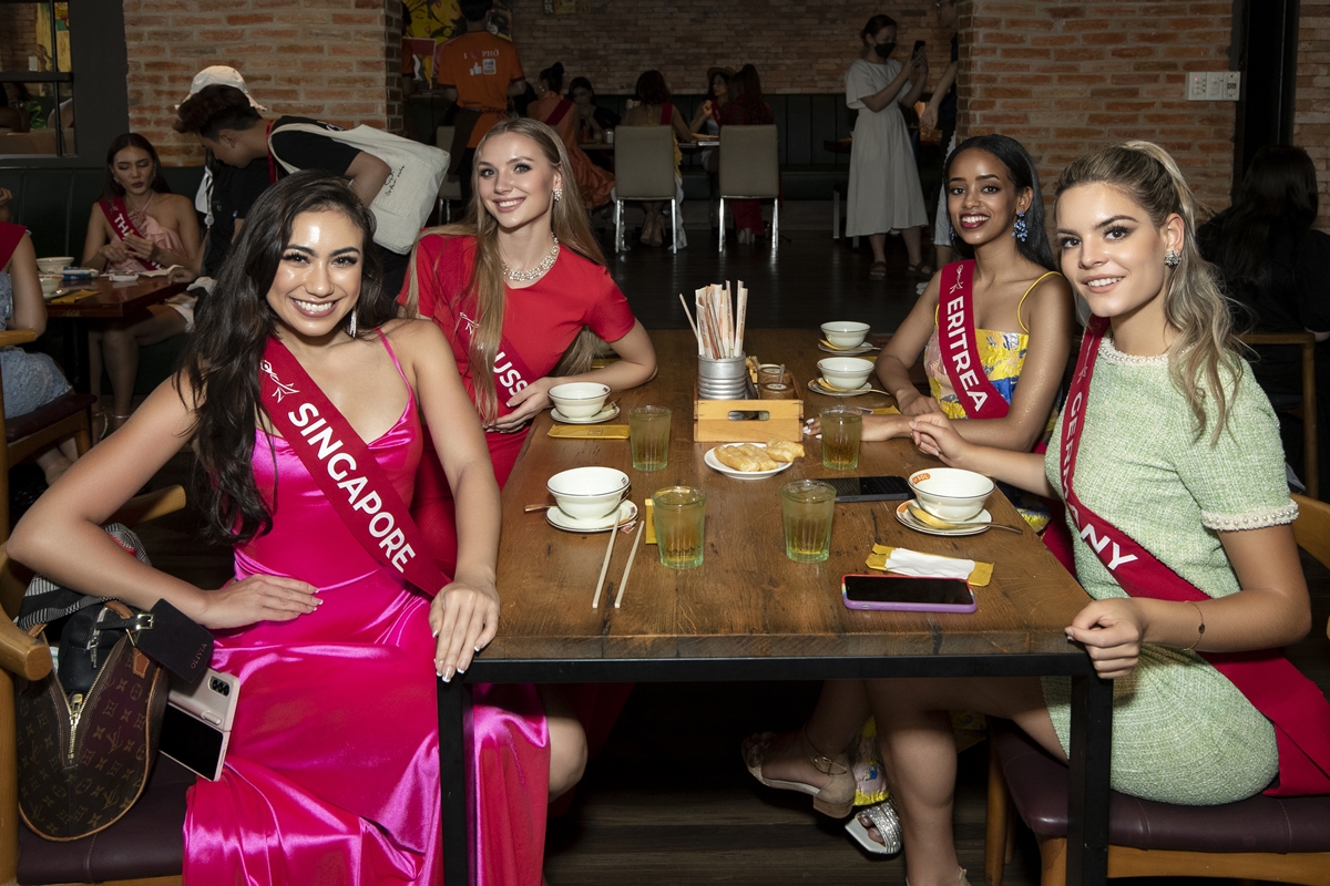 Người đẹp Miss Charm 2023 th&iacute;ch th&uacute; với b&aacute;nh x&egrave;o, thịt đ&ocirc;ng, phở Việt - Ảnh 8.