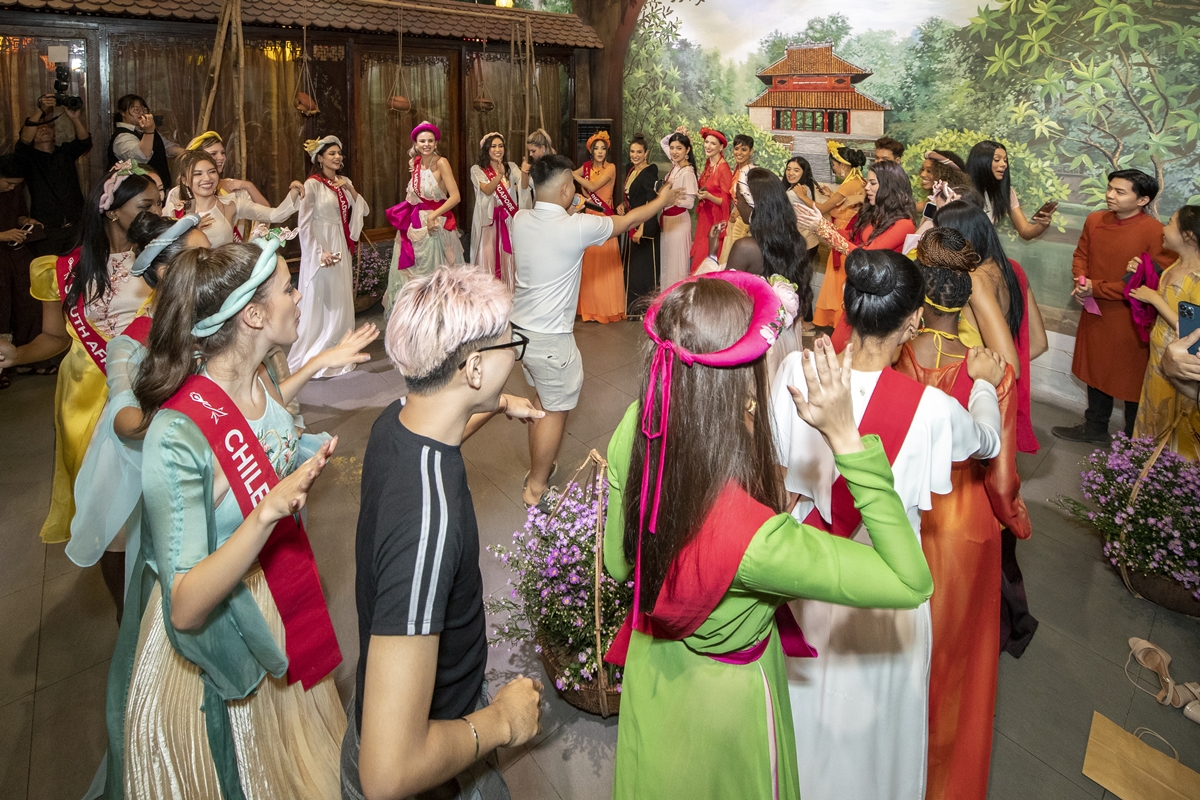 Người đẹp Miss Charm 2023 th&iacute;ch th&uacute; với b&aacute;nh x&egrave;o, thịt đ&ocirc;ng, phở Việt - Ảnh 4.