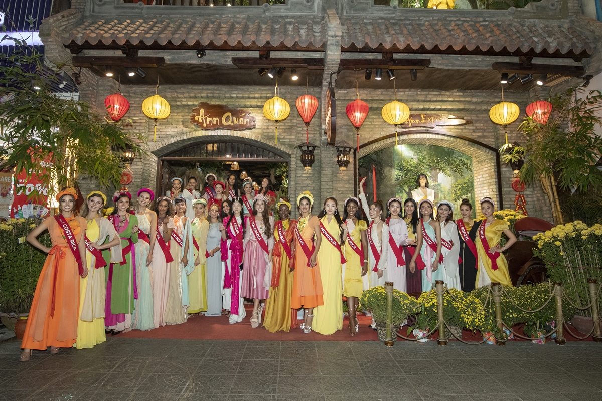 Người đẹp Miss Charm 2023 th&iacute;ch th&uacute; với b&aacute;nh x&egrave;o, thịt đ&ocirc;ng, phở Việt - Ảnh 1.