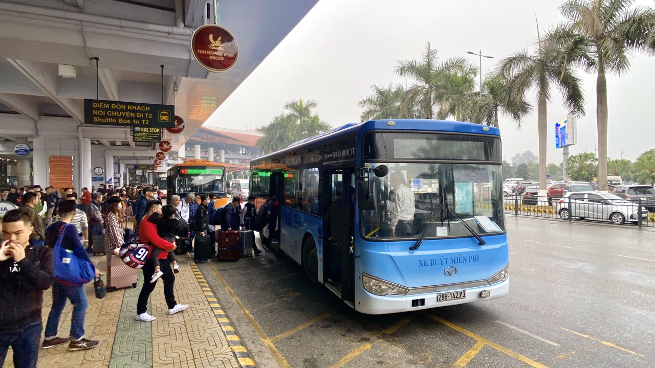 Khuyến cáo khách bay dùng xe nối chuyến miễn phí tại Nội Bài - Ảnh 1.