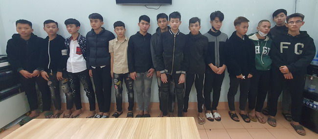 Hai c&ocirc; g&aacute;i đ&aacute;nh nhau khiến gần 60 thanh thiếu ni&ecirc;n &ldquo;huyết chiến&rdquo; - Ảnh 1.