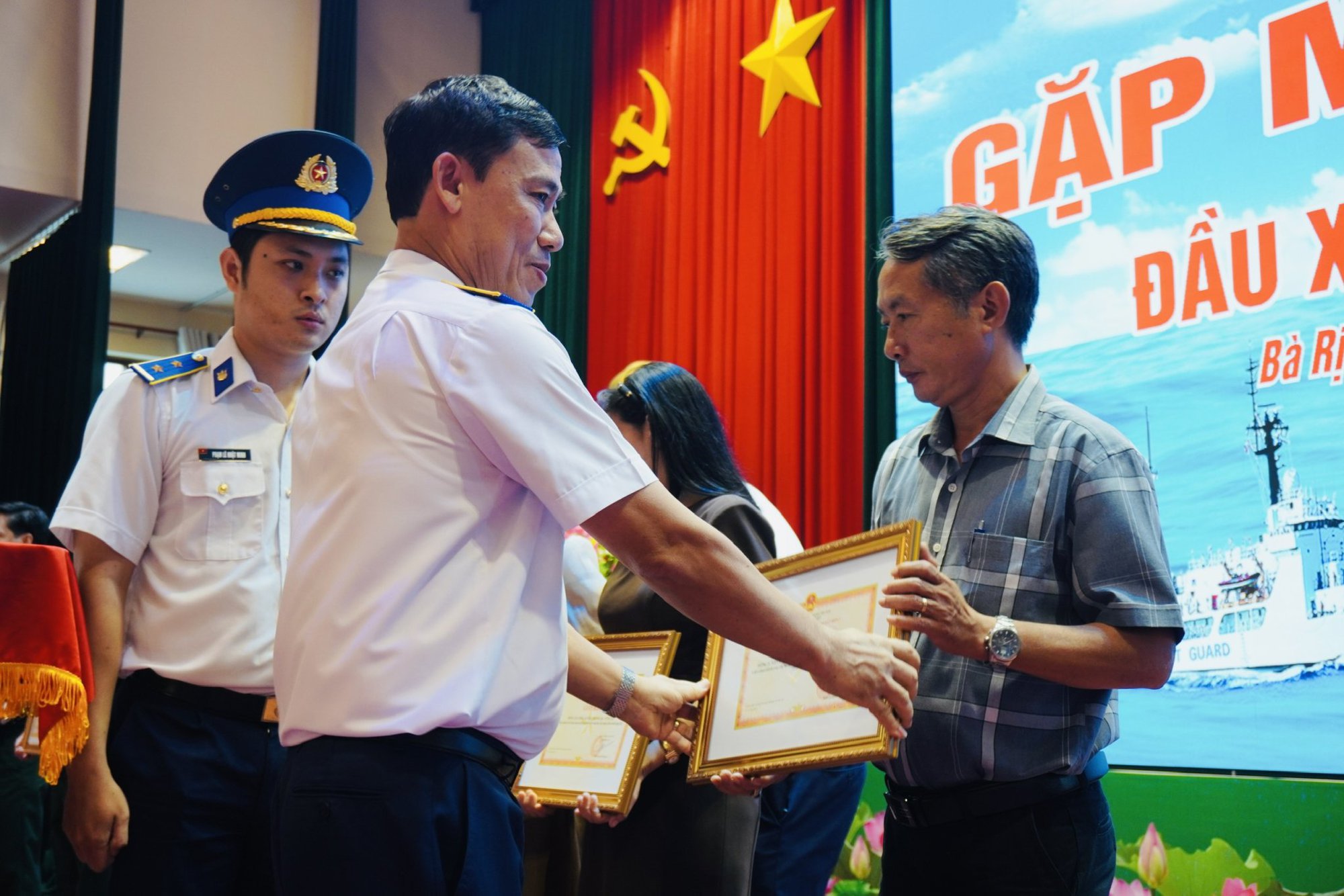 Cảnh sát biển tri ân người làm báo