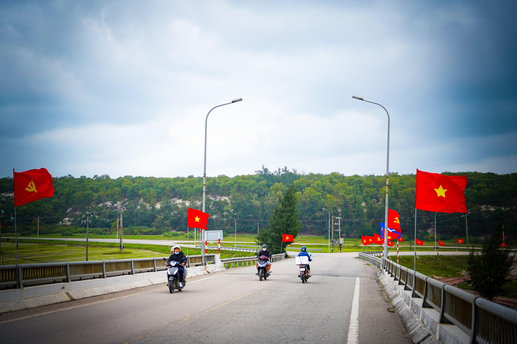 CUỘC THI ẢNH THIÊNG LIÊNG CỜ TỔ QUỐC: Đường cờ mùa xuân - Ảnh 4.