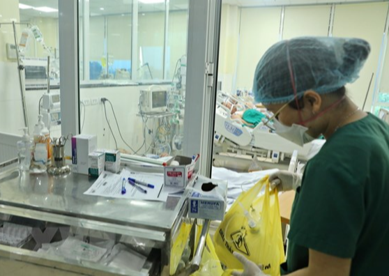 Dịch COVID-19 hôm nay: Số nhiễm gần gấp đôi người khỏi bệnh