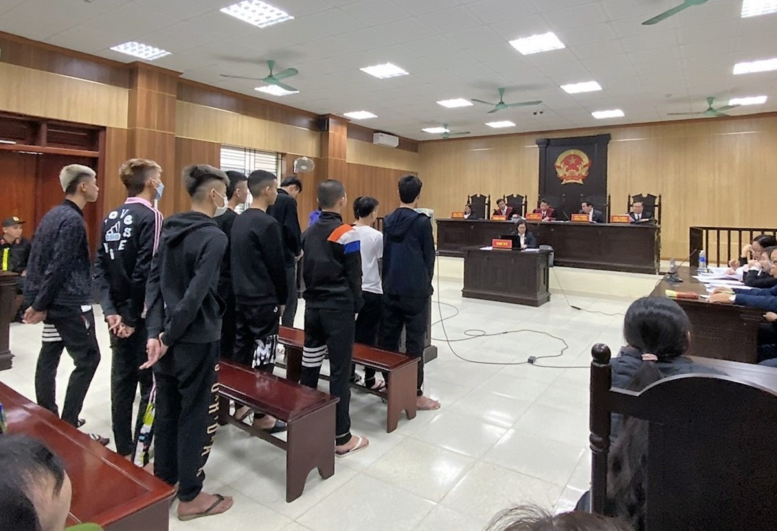 Chém chết người, 10 thanh, thiếu niên chia nhau 35 năm tù