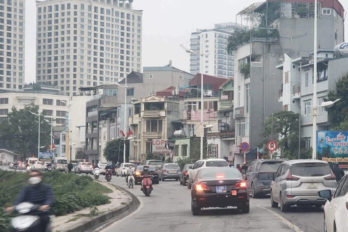 Xe biển xanh lấn l&agrave;n, vi phạm luật giao th&ocirc;ng - Ảnh 2.