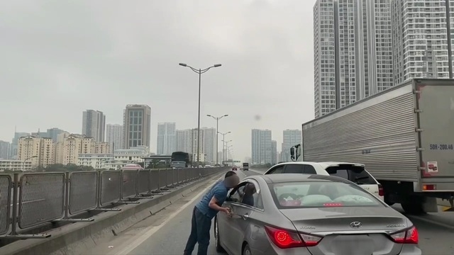 Xác minh tài xế ôtô Porsche chặn đầu, nhổ nước bọt vào xe khác - Ảnh 1.