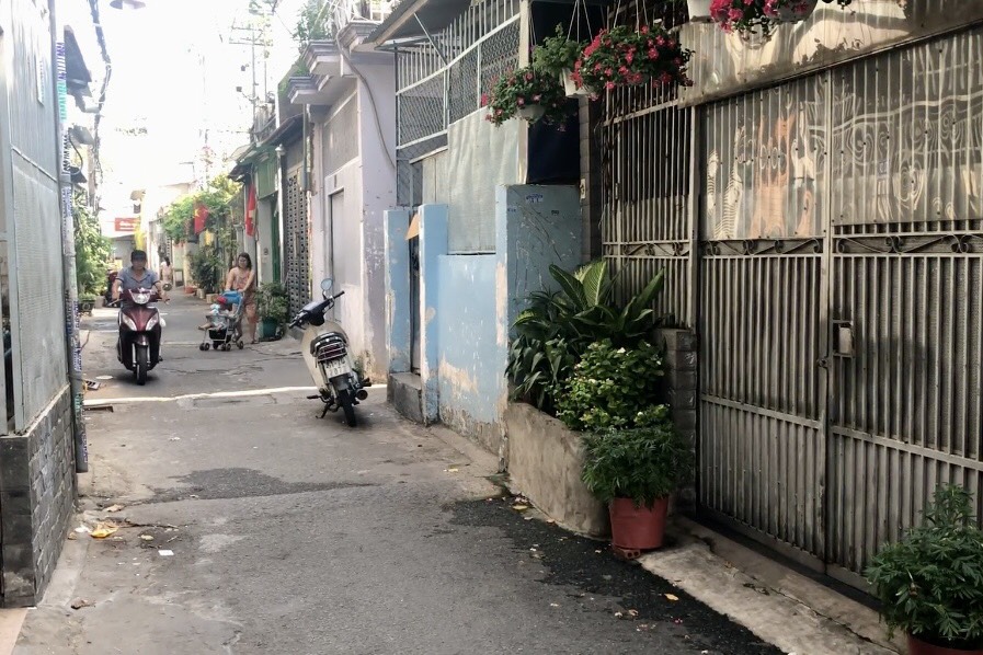 Clip: Đôi nam nữ áp sát giật dây chuyền một phụ nữ đứng trước cửa nhà