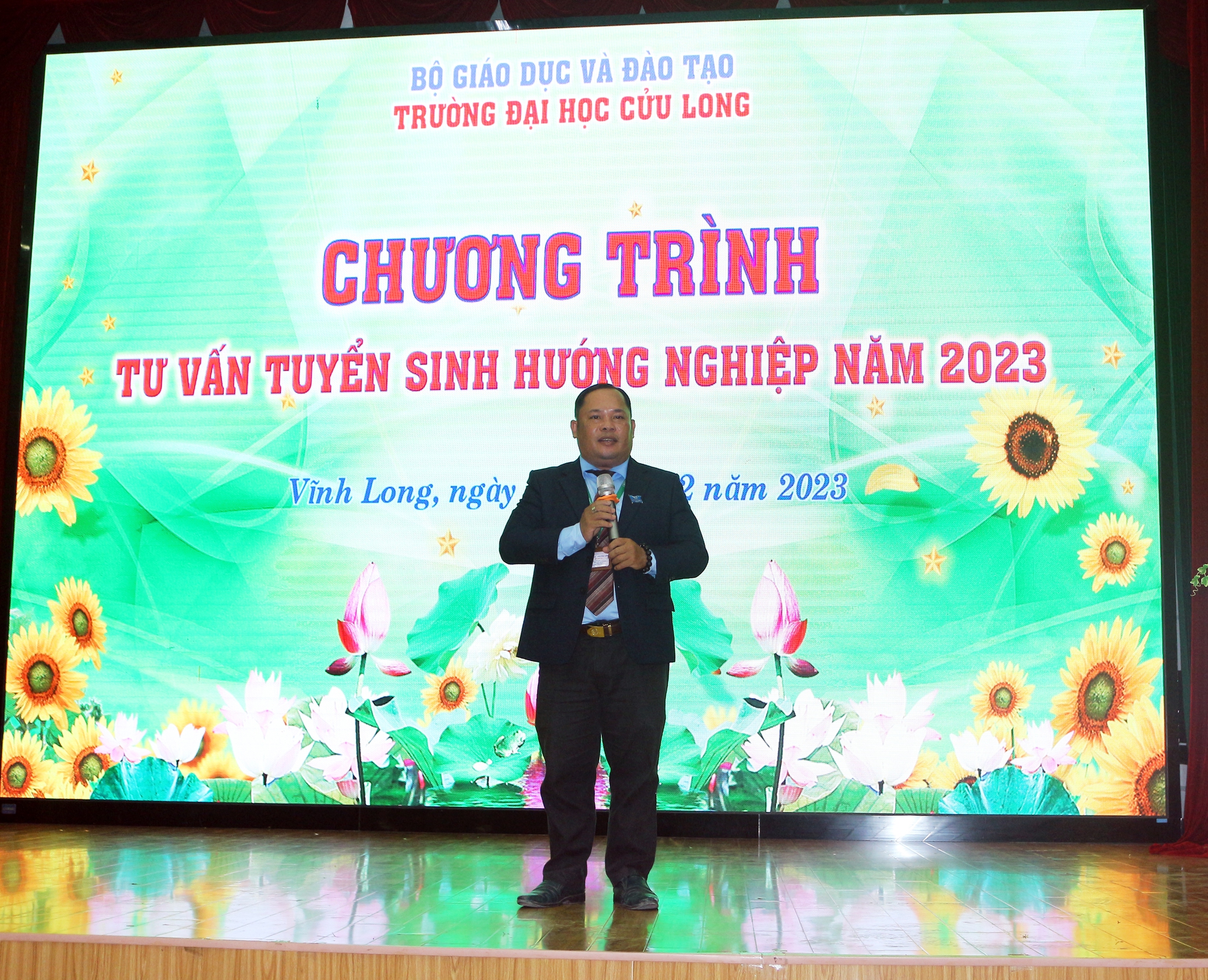 Gần 2.000 học sinh tham gia tư vấn tuyển sinh tại Trường ĐH Cửu Long - Ảnh 2.