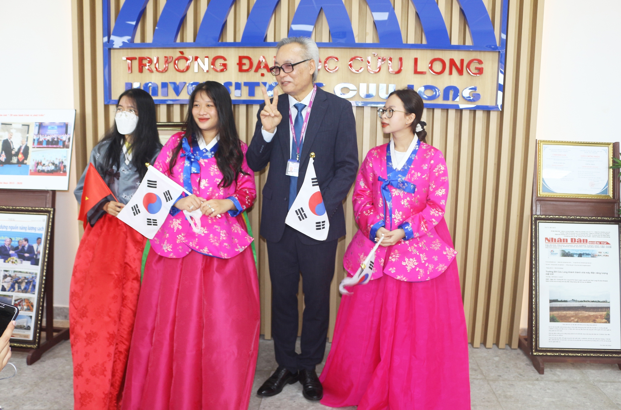 Gần 2.000 học sinh tham gia tư vấn tuyển sinh tại Trường ĐH Cửu Long - Ảnh 4.