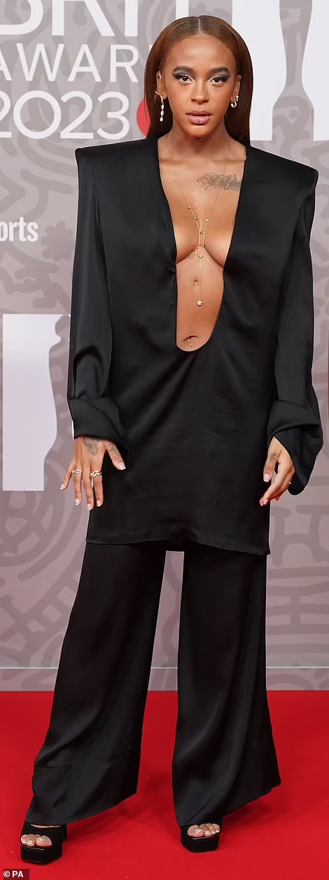 Sốc với trang phục độc, lạ tại BRIT Awards - Ảnh 8.