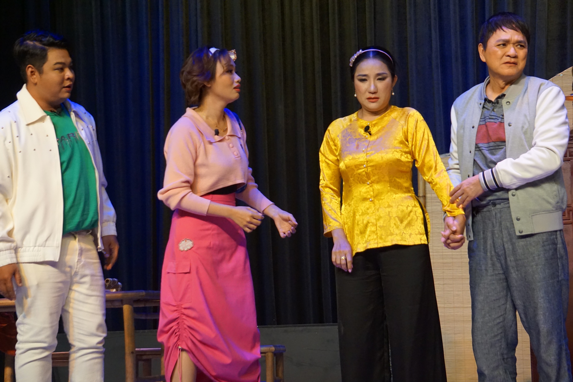Minh Nh&iacute;, Việt Hương quậy tưng trong Sơ hở l&agrave; y&ecirc;u - Ảnh 4.