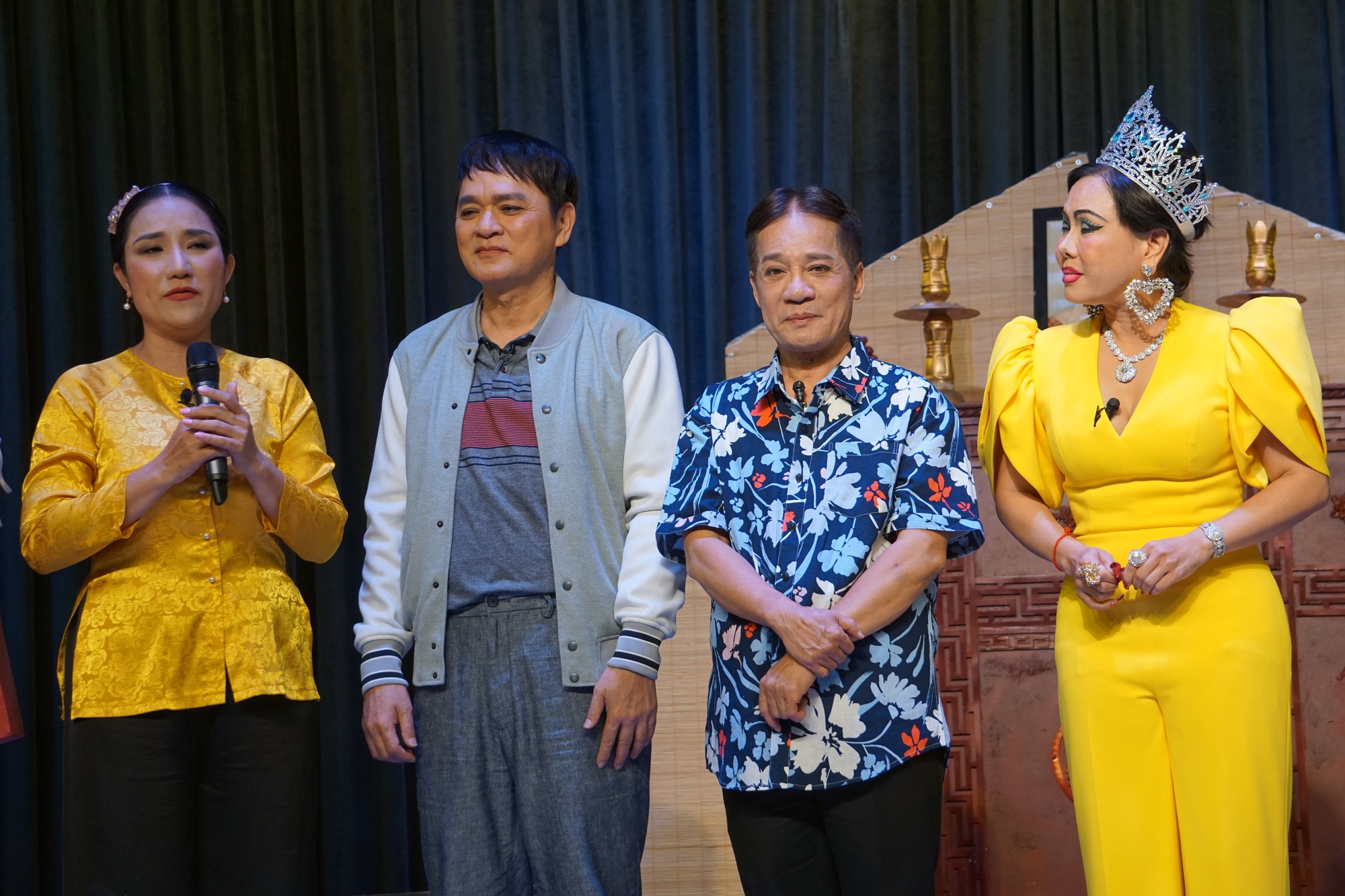 Minh Nhí, Việt Hương "quậy tưng" trong "Sơ hở là yêu"