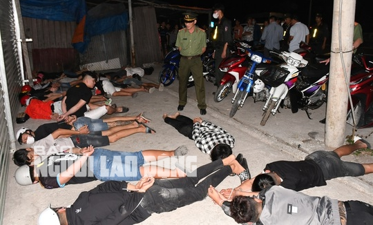 CLIP: Công an Tiền Giang “đánh úp” 44 quái xế làm loạn trên Quốc lộ 1