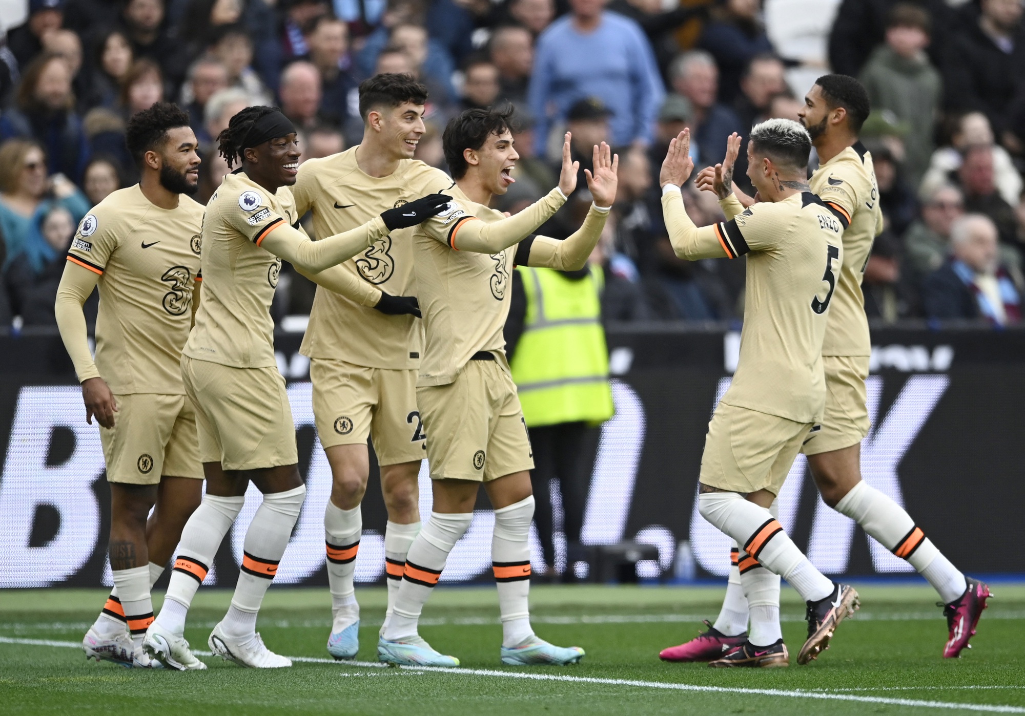 Arsenal, Chelsea bị cầm h&ograve;a, Tottenham thua tan t&aacute;c ở giải Ngoại hạng Anh - Ảnh 1.