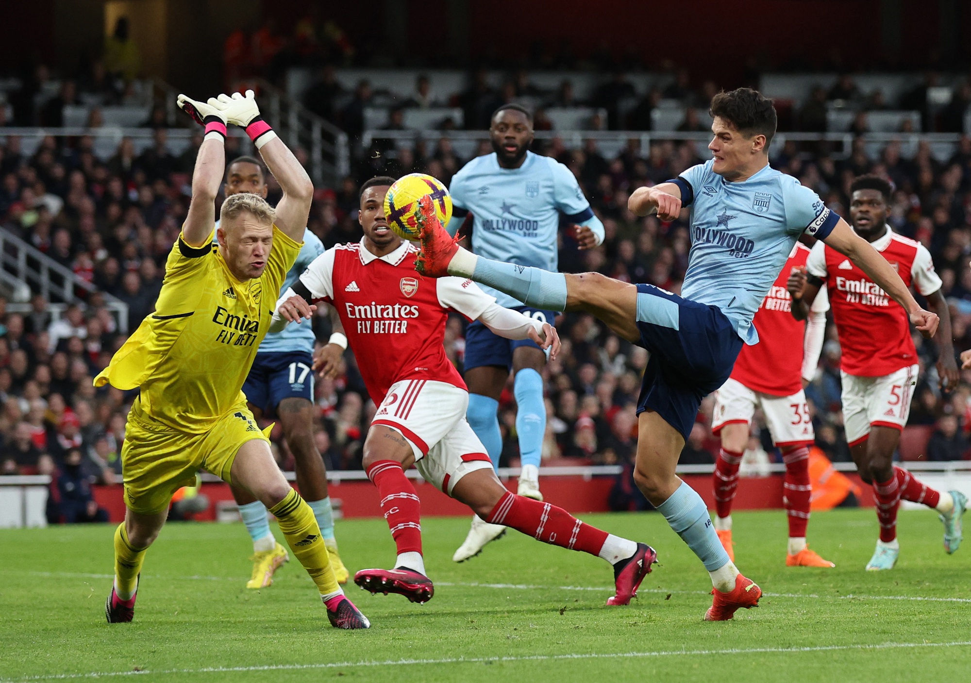 Arsenal, Chelsea bị cầm hòa, Tottenham thua tan tác ở giải Ngoại hạng Anh