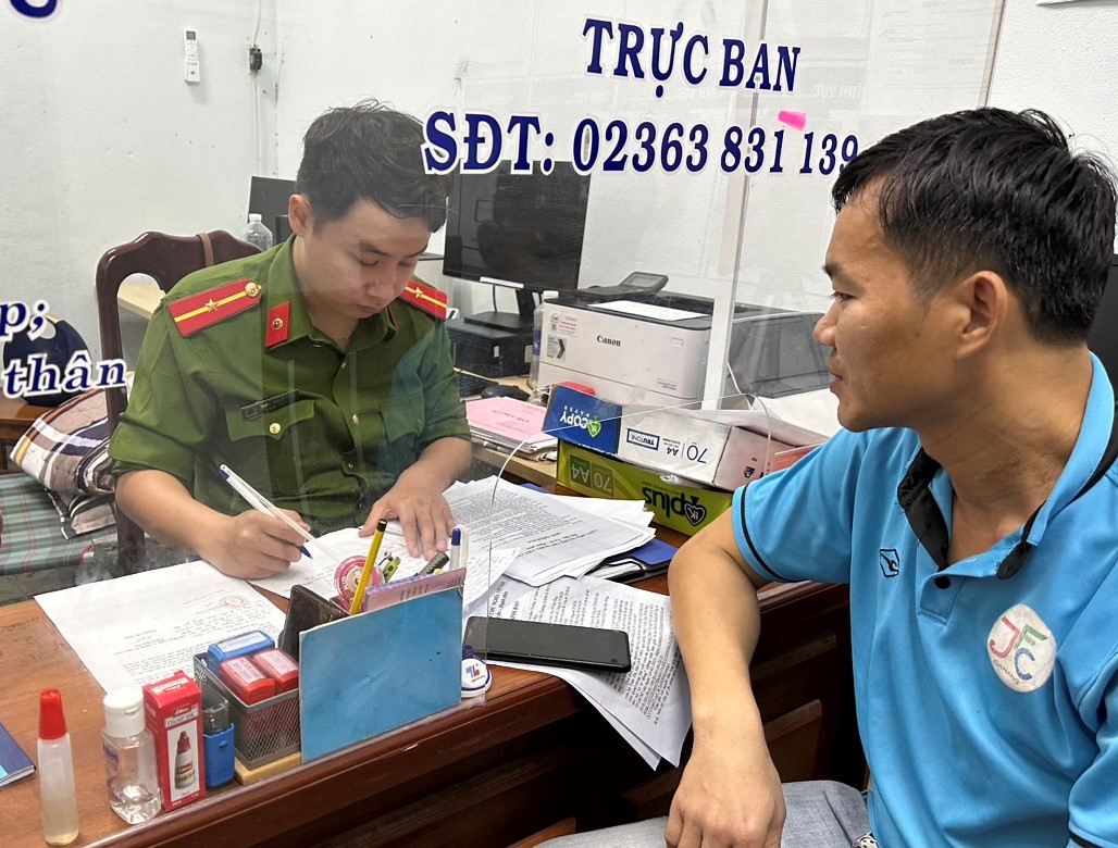 Một ph&oacute;ng vi&ecirc;n bị dọa giết sau khi phản &aacute;nh cho vay nặng l&atilde;i - Ảnh 1.