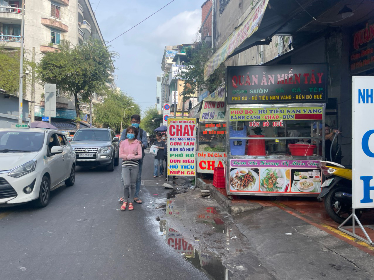 Vỉa h&egrave;, l&ograve;ng đường: Quản sao cho vẹn đ&ocirc;i đường (*): Biết sai nhưng vẫn lấn! - Ảnh 2.