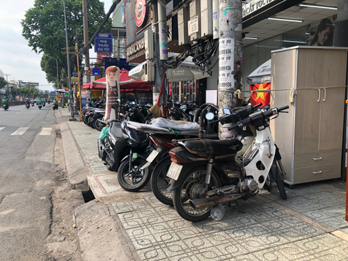 Vỉa h&egrave;, l&ograve;ng đường: Quản sao cho vẹn đ&ocirc;i đường (*): Biết sai nhưng vẫn lấn! - Ảnh 4.
