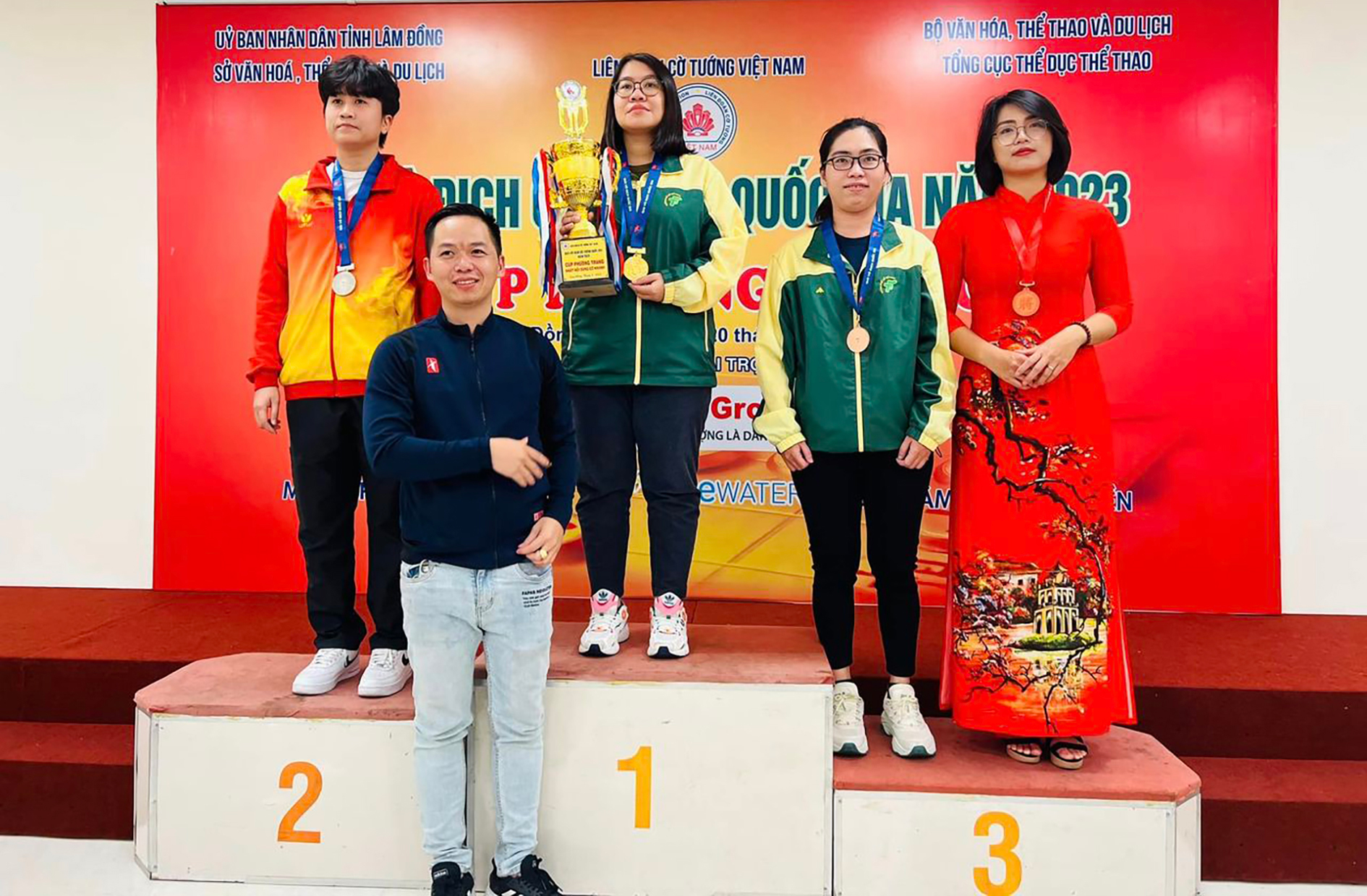Nguyễn Hoàng Yến giành hai cúp vô địch cờ tướng