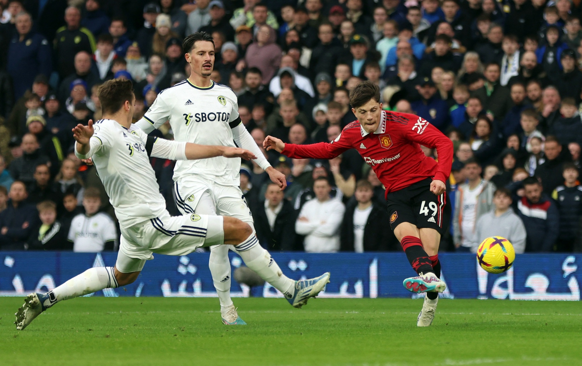 Man United v&agrave; Man City đại thắng, n&oacute;ng rực cuộc đua v&ocirc; địch Ngoại hạng - Ảnh 4.