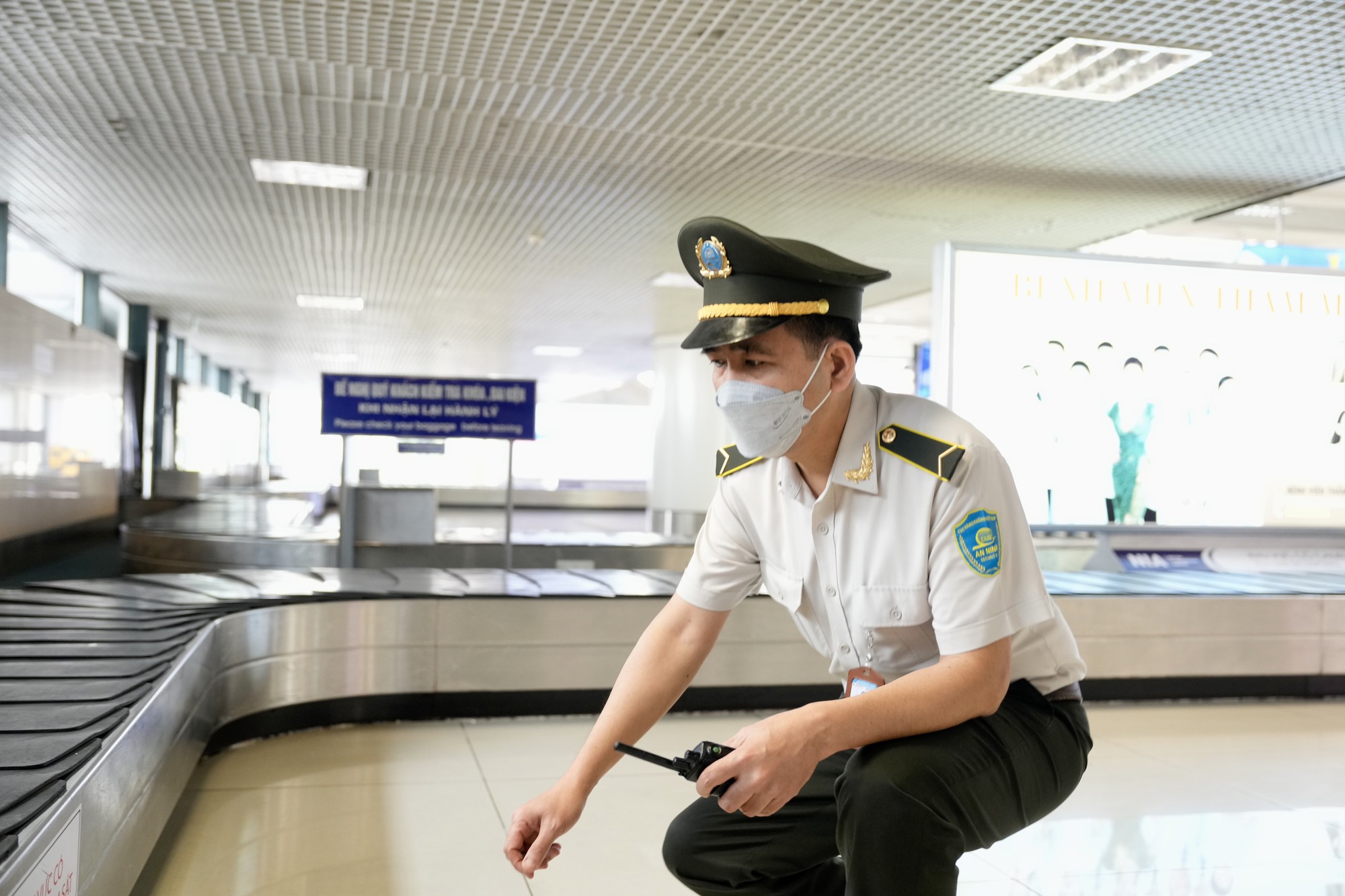 Kh&aacute;ch bỏ qu&ecirc;n t&uacute;i x&aacute;ch h&agrave;ng hiệu đựng 1,2 tỉ đồng cạnh băng chuyền h&agrave;nh l&yacute; - Ảnh 1.