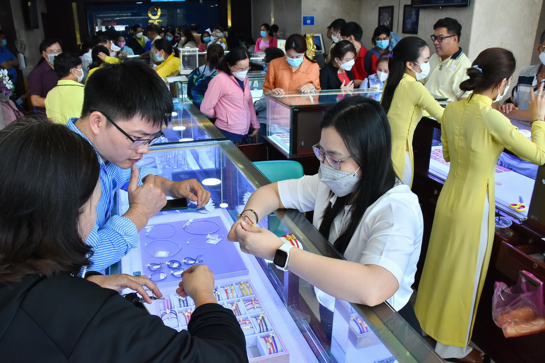 Giá vàng hôm nay 14-2: Giảm dù sức mạnh của đồng USD suy yếu