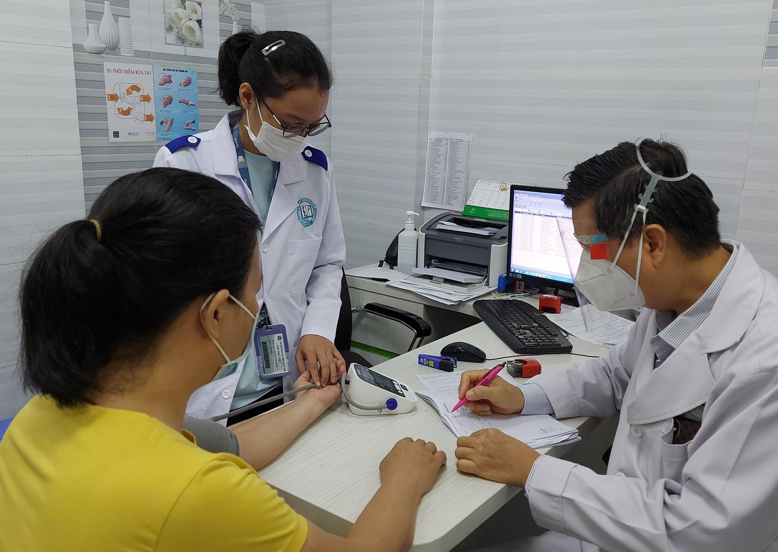 Dịch COVID-19 hôm nay: Số nhiễm giảm mạnh trong 24 giờ qua